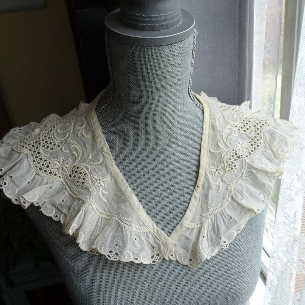 BEAUTIFUL Ruffled Antique Collar, Lovely Embroidery and Openwork
