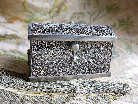 GORGEOUS Filigree Antique Silver Hinged Box,Small Dome Top Casket ,Miniature Trinket Box,Vanity,Ring Box,Decorative Boxes,Collectible Silver