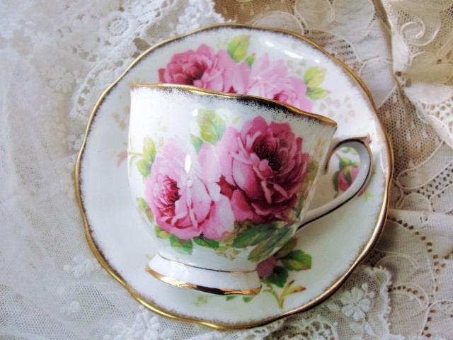 BEAUTIFUL Royal Albert American Beauty Teacup and Saucer Paul Longpre Lush Pink ROSES English Bone China Tea Cup Set Vintage Wedding gift
