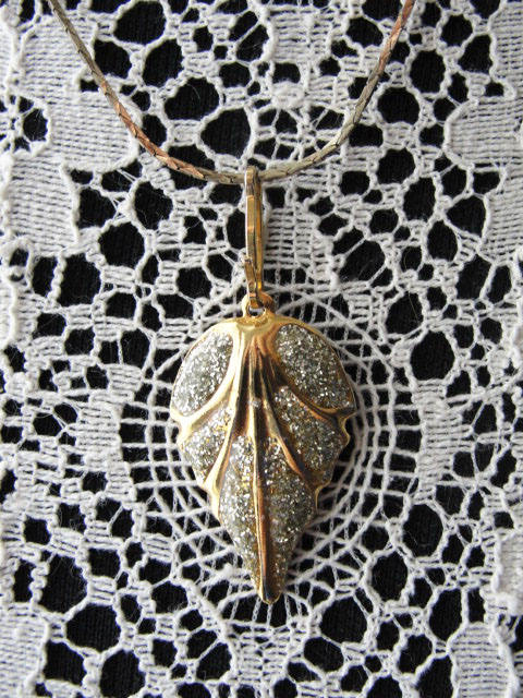 Sparkling Retro Leaf Pendant Necklace Costume Jewelry