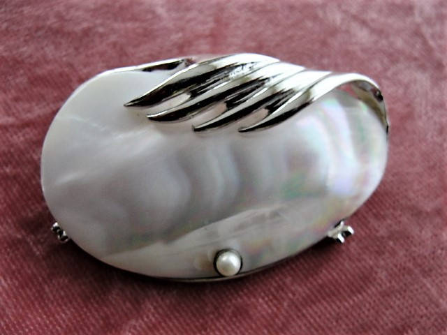 ART DECO Mother of Pearl Brooch Clam Design Broach,Silver Tone Quality Pin For Hat,Scarf, Blouse,Dress, Coat or Jacket Pin Vintage Jewelry