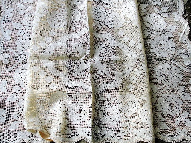 BEAUTIFUL Vintage Lace Table or Dresser Runner Scalloped Scarf Ivory Lace Roses Farmhouse Decor Wedding Bridal Vintage Linens Lover Gift