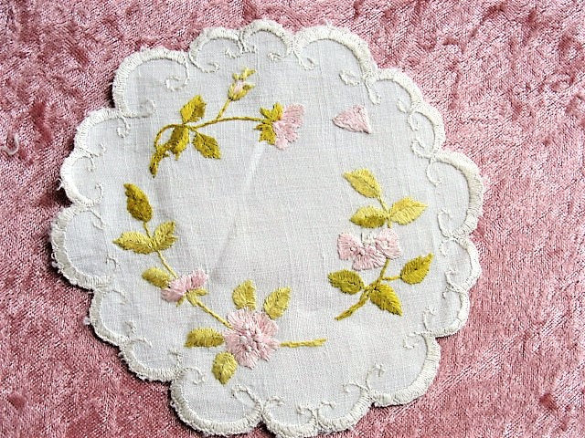 BEAUTIFUL Art Nouveau Society Silk Hand Embroidered Doily EXCEPTIONAL HandWork, Pink Roses, Fit To Be Framed ,Collectible Antique Textiles