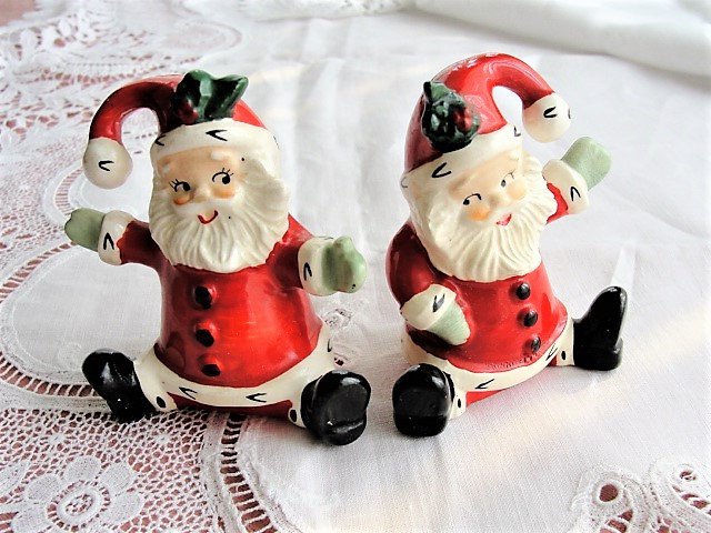 VINTAGE Lefton Santa Claus Pr of Salt Pepper Shakers, Cute Hand Painted,Vintage Japan Christmas Shakers,Christmas Santa Shakers,Xmas Decor