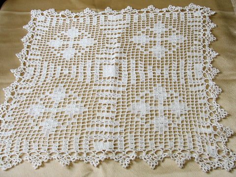 CHARMING Vintage Lace Table Topper,Buffet,Dresser,Creamy White Lace Crochet Doily,Tatted Lace,French Cottage,Farmhouse Decor,Collectible