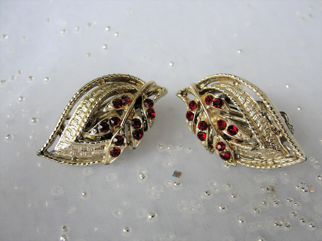 LOVELY Vintage Glass and Filigree Earrings,Ruby Red Stones,Gilt Metal,Clip On Earrings,Clip Earrings,Mid Century Jewelry,Collectible Jewelry