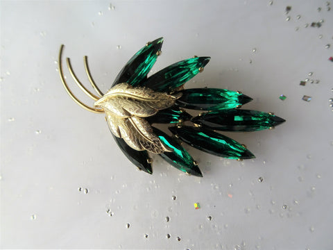 BEAUTIFUL Art Glass Brooch,Emerald Green Elongated Marquise Pin,Striking Design,Gold Tone Metal Leaves, Collectible Mid Century Jewelry