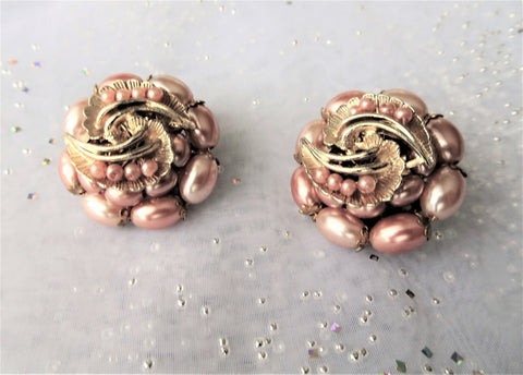 LOVELY Vintage Faux Pearl and Gold Tone Cluster Earrings,Lustrous 2 Tone Beige Pearls Clip On Earrings,Stunning Style,Mid Century Earrings