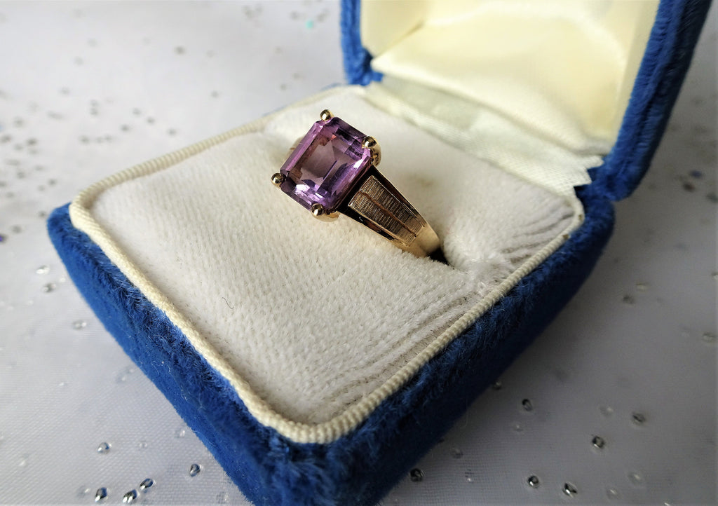 LOVELY Purple Amethyst Ring,14KT Gold Ring,February Birthstone Ring,Textured Gold Setting,Daytime/Cocktail Ring,Collectible Vintage Jewelry