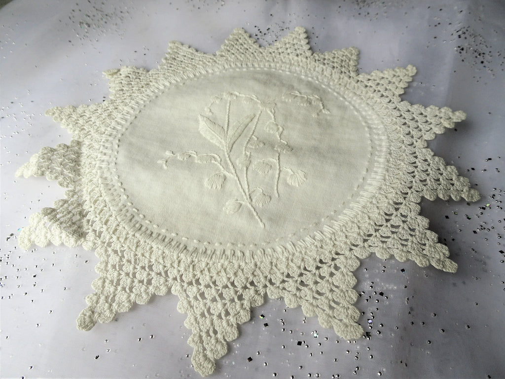 LOVELY Victorian Doily,WhiteWork,Lace Edge Doily,Exquisite Handwork,Table Topper,French Linens,Chateau Chic,Farmhouse,Collectible Doilies