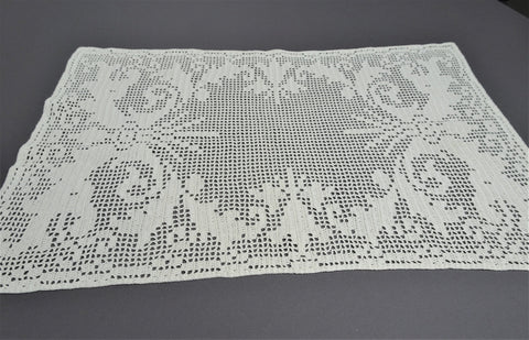 CHARMING Vintage Filet Lace Tray Cloth,Hand Crochet Lace Centerpiece,Lovely HandWork,Farmhouse Decor,French Country Decor,Collectible Linens