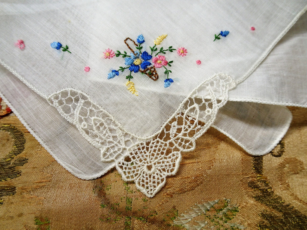 LOVELY Vintage Lace Handkerchief,Hand Embroidered Hanky,Basket of Flowers,Perfect Hankie For Bride To Be,Bridal Hanky Collectible Hankies
