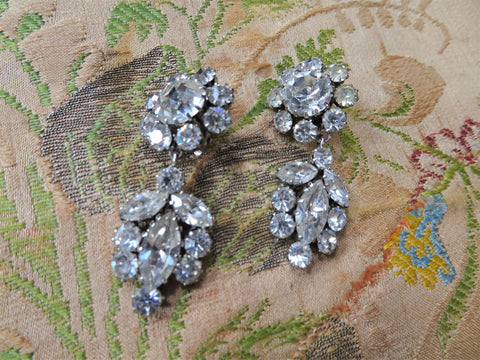GLAMOROUS Vintage Glass Earrings,Brilliant Clear Drop Earrings,Rhinestone Clip On Earrings,Dangle Earrings,Collectible Vintage Jewelry