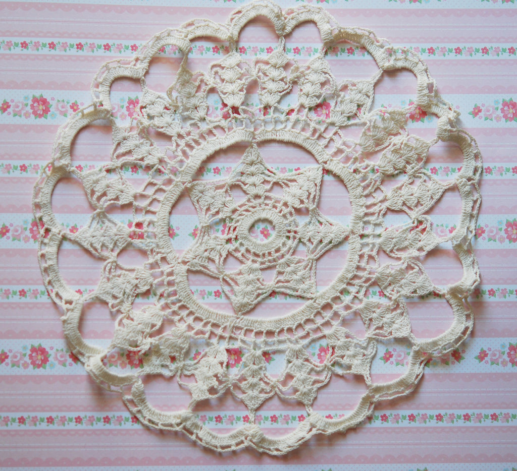 Lovely Vintage Star Center DOILY Hand Crochet SNOWFLAKE Design Dresser Table Topper Doily Cottage Decor