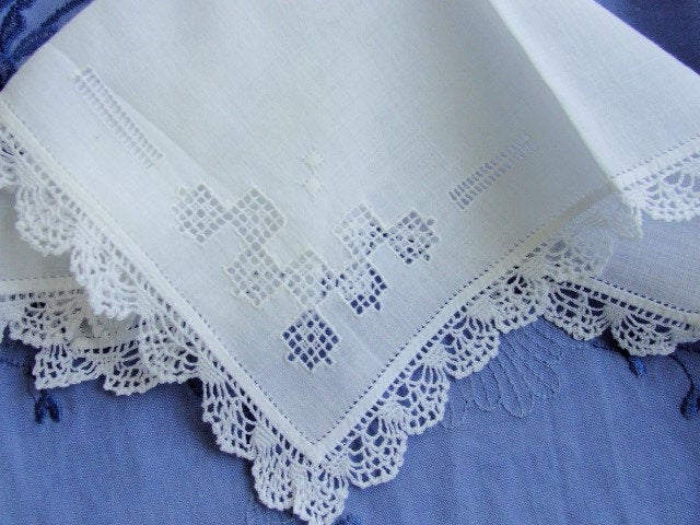 Beautiful Vintage Lace Edge Hankie BRIDAL WEDDING HANDKERCHIEF Lovely Hand Embroidery Openwork Hanky Small Size Perfect Bride to Be Present